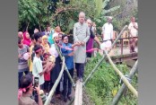 ফিতা কেটে বাঁশের সাঁকো উদ্বোধন