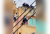 মাদ্রাসা পালিয়ে বাড়ির পাঁচতলার কার্নিশে বসে ছিল ছাত্রী, উদ্ধার করল ফায়ার সার্ভিস
